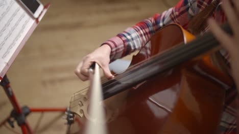 focus pull on cellist hands