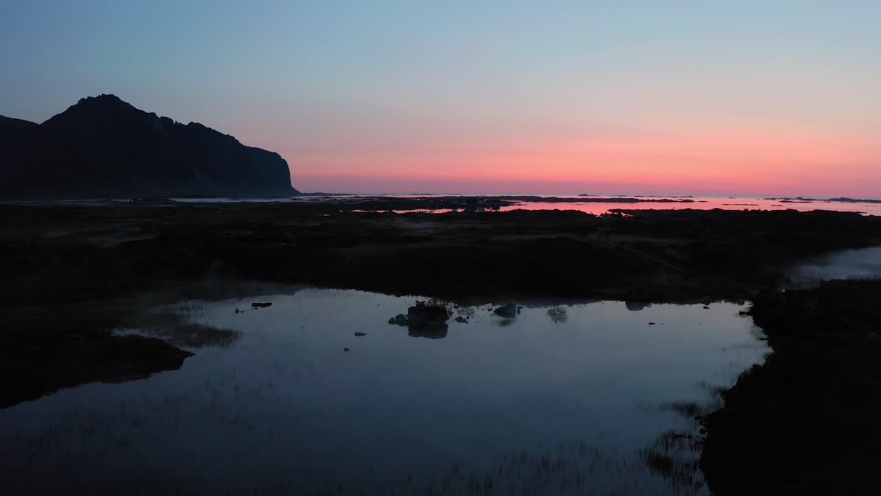 Luftfoto af Lofotens landskab i Norge under solnedgangens blå time