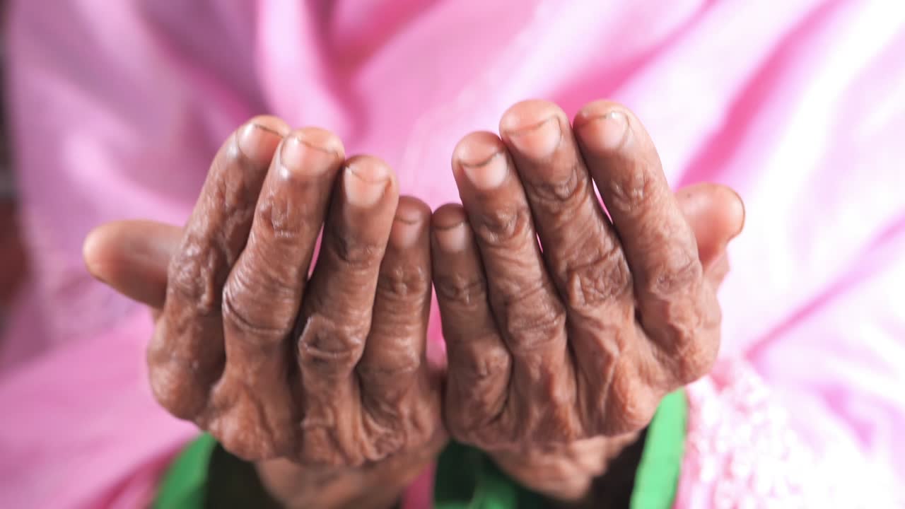 Close-up de mulheres idosas orando durante o Ramadã.