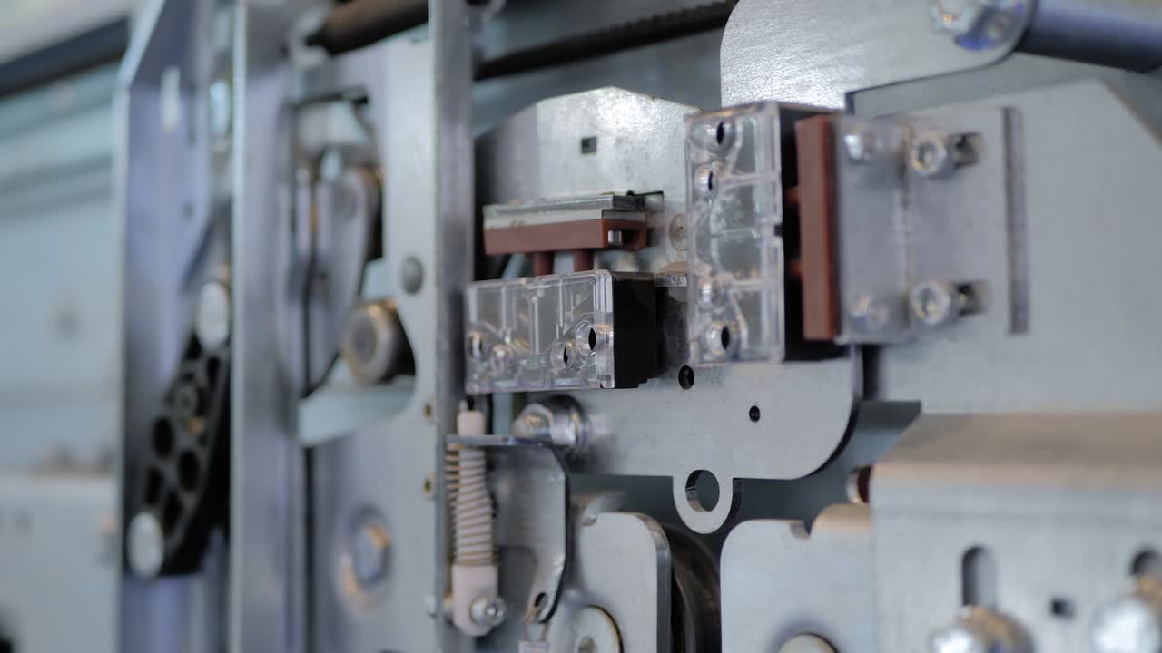 медленное движение: механизм открытия и закрытия дверей лифта на выставке лифта