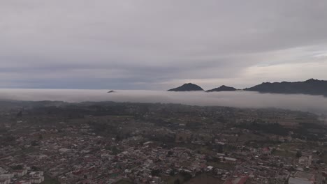 ciudad niebla blanca en el fondo