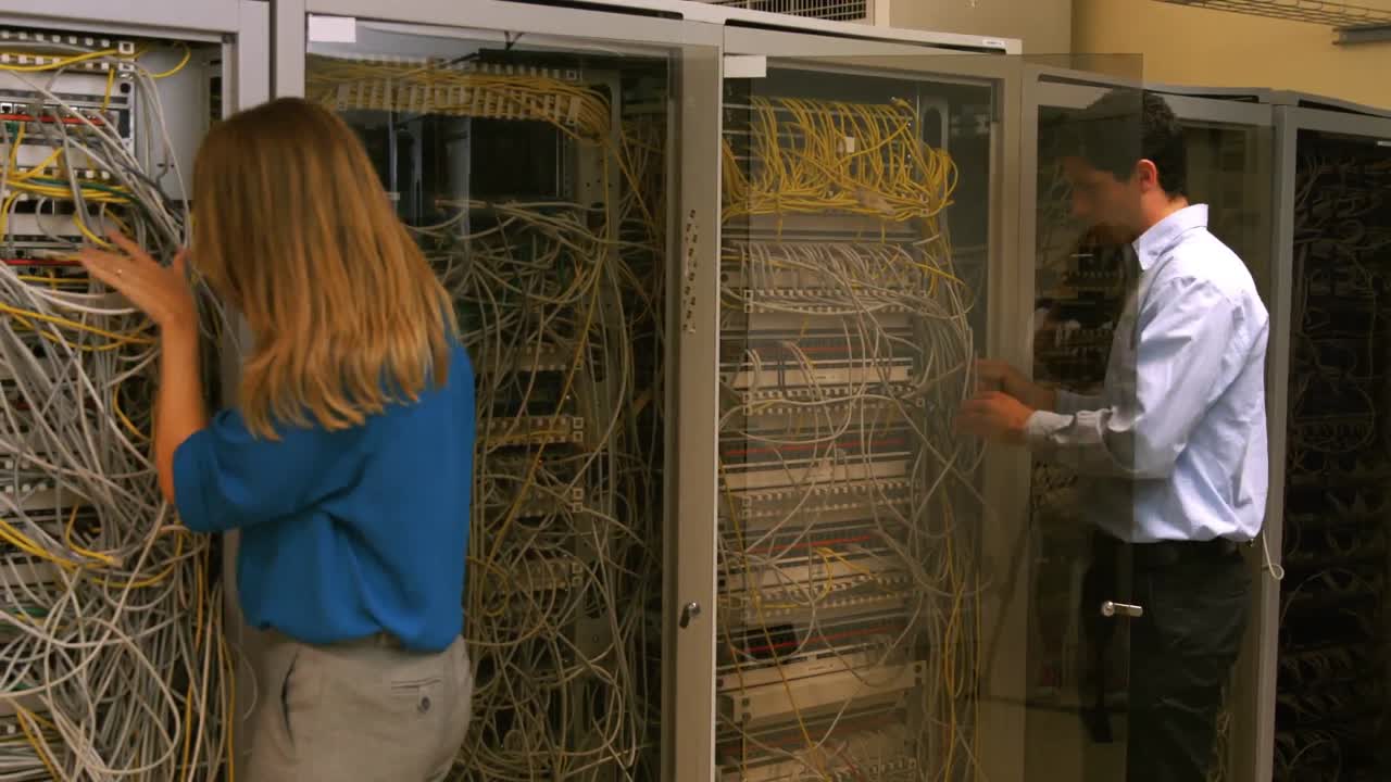 técnicos mirando el armario del servidor abierto