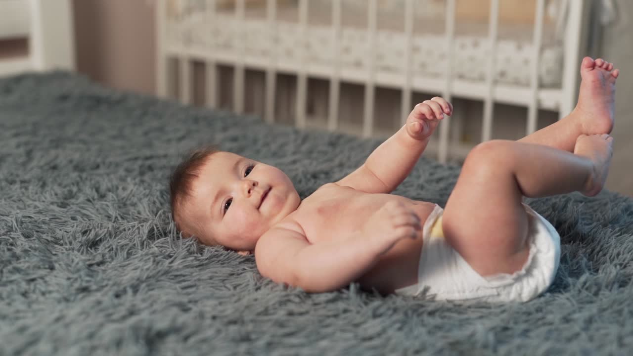 vista superior de la niña acostada sobre su espalda