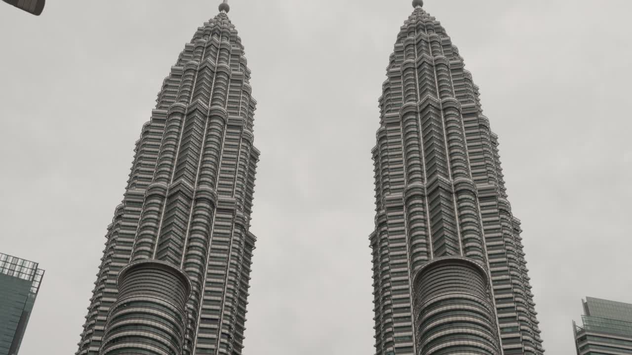 Torres Gemelas, toma inclinada de las Menara Berkembar Petronas, Kuala Lumpur, Malasia, día nublado