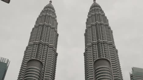 Torres-Gemelas-Tiro-Inclinado-Torres-Gemelas-Petronas-Kuala-Lumpur-Malasia-Día-De-Nubes