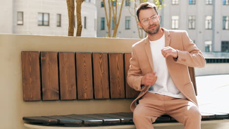 hombre moderno vestido con un elegante traje beige