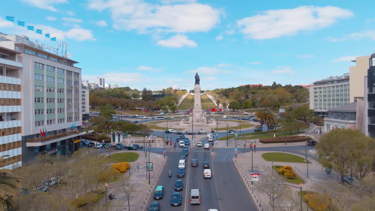 vista aérea de la distintiva estatua de marques de pombal en lisboa, portugal