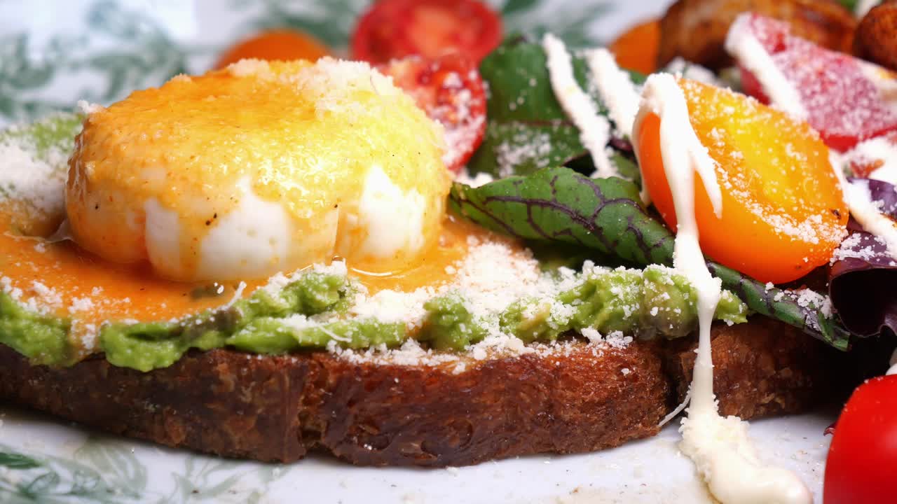 아보카도 토스트 와 포시 된 달 과 새우