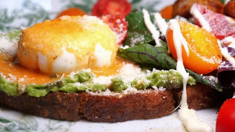 tostada de aguacate con huevo asado y camarón