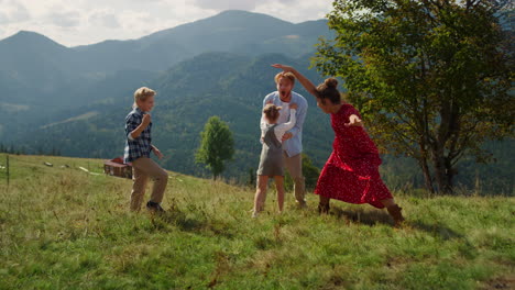 Verspielte-Familie,-Die-Am-Sommertag-Auf-Einem-Hügel-Spielt.-Paar-Hat-Spaß-Mit-Kindern