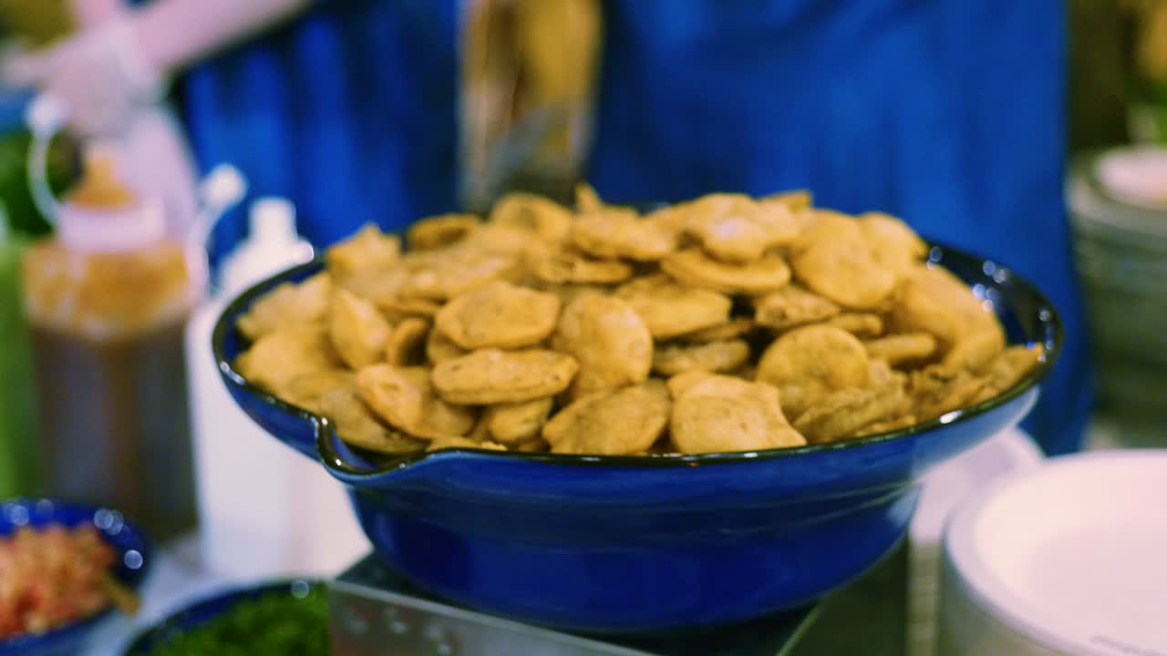 imágenes de cocina cinematográfica de 4k de un buffet de comida india para el festival de diwali con varios platos típicos indios
