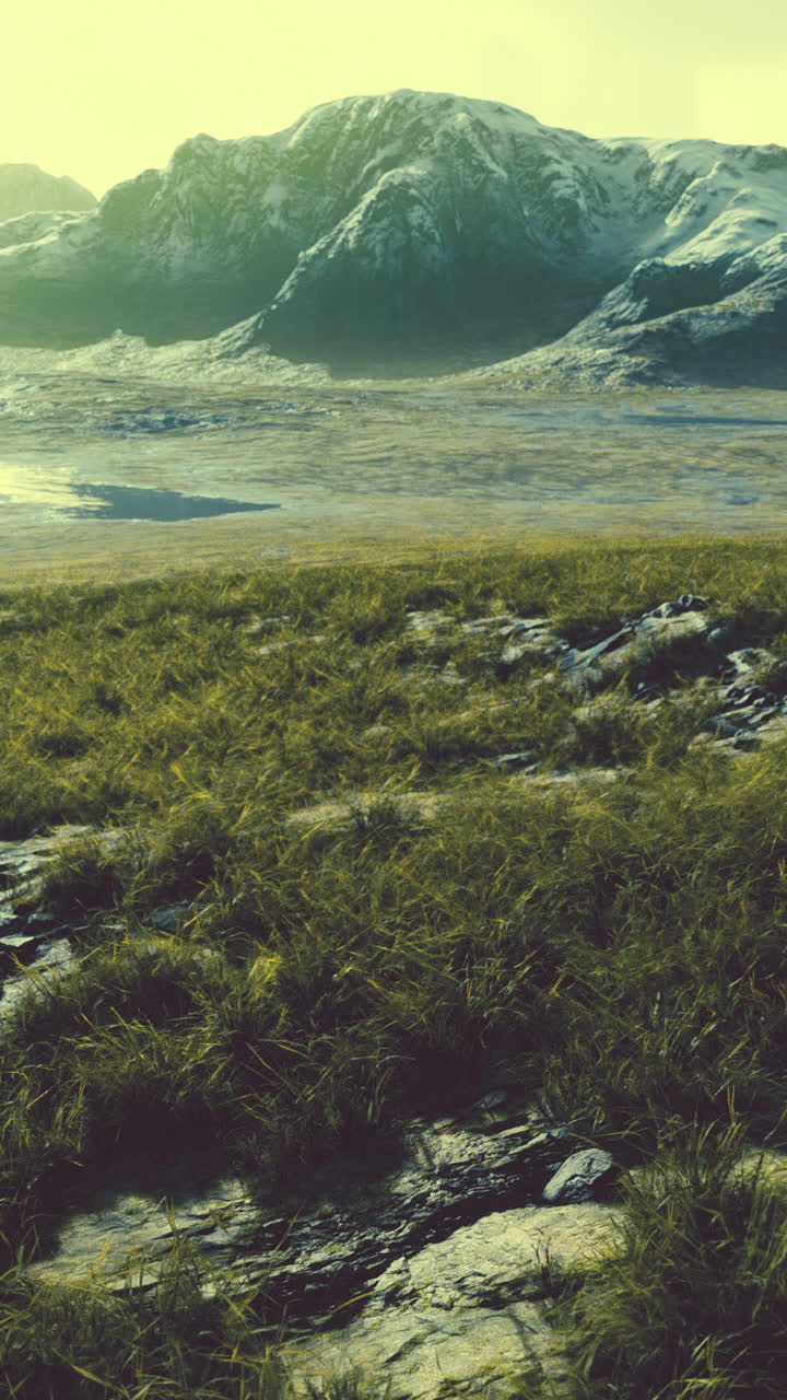 una impresionante vista de una cordillera en un campo verde
