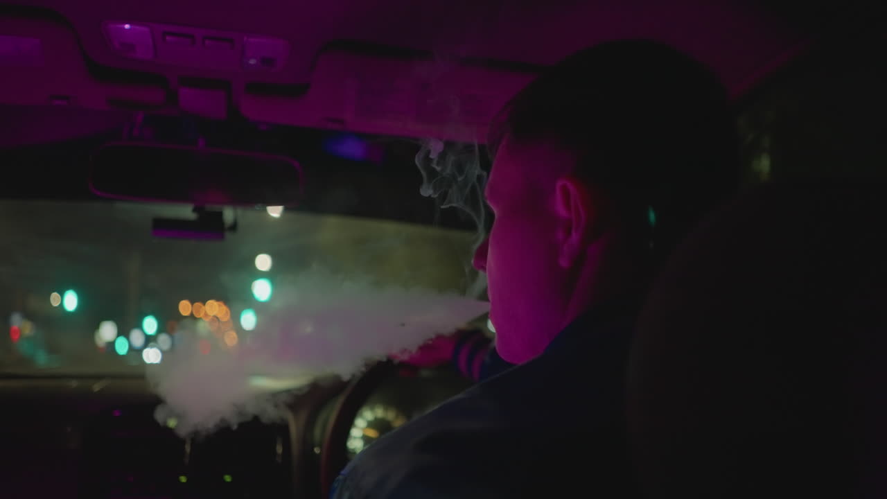 Conducción nocturna con luces de neón, con un conductor concentrado al volante, reflejo del parabrisas y luces de tráfico borrosas que crean una atmósfera tensa. El conductor mira la carretera y los instrumentos, bokeh cinematográfico, navegación urbana.