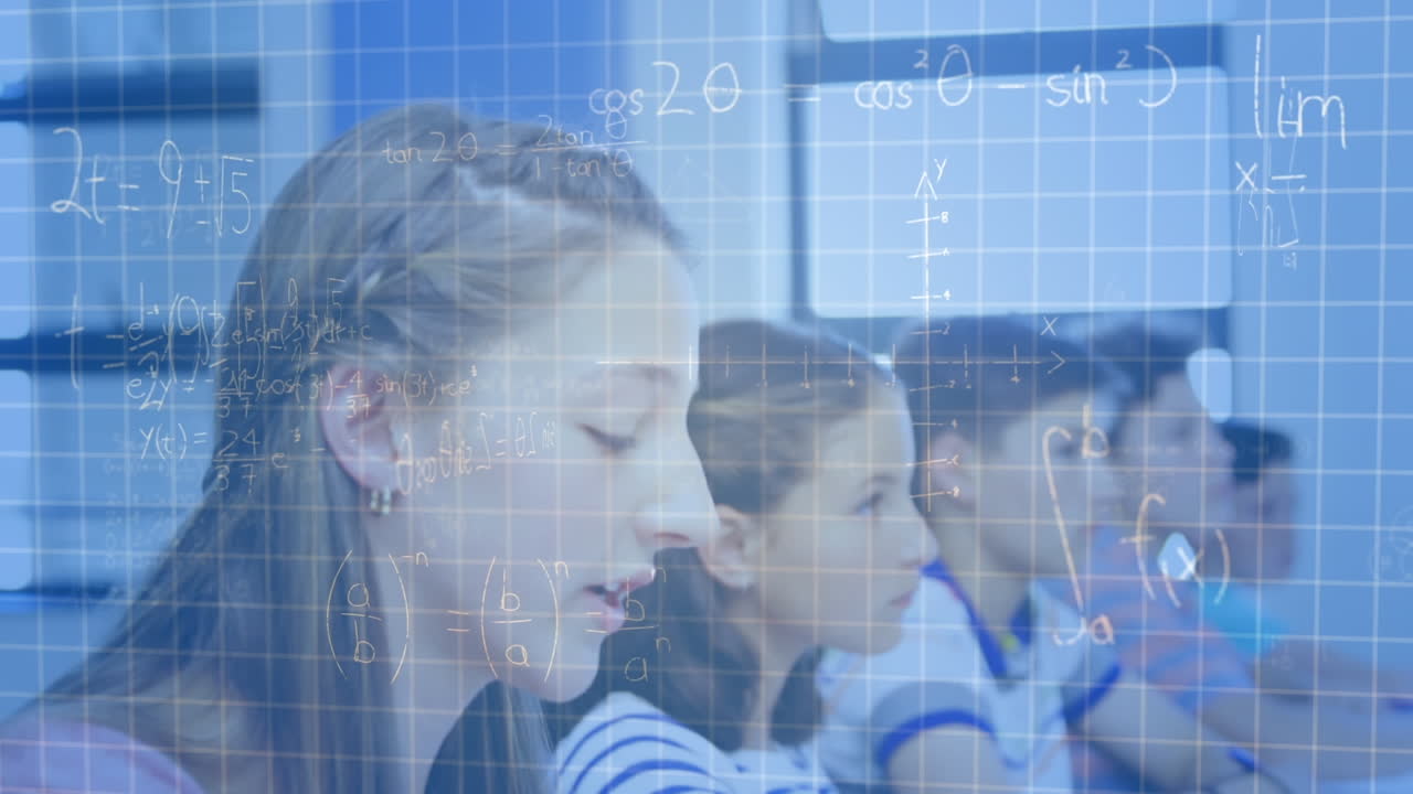 математические уравнения против белой девочки, поднимающей руку в классе в начальной школе