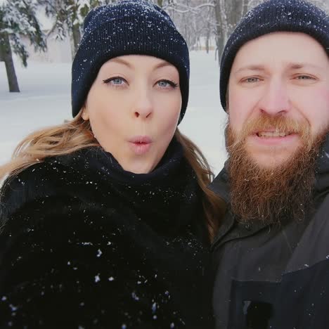 Junges-Paar-Hat-Spaß-Im-Winterpark-Und-Macht-Selfies