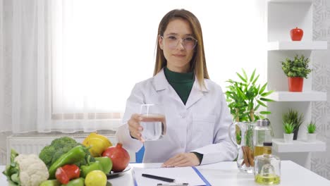 una mujer dietista que recomienda alimentos saludables.