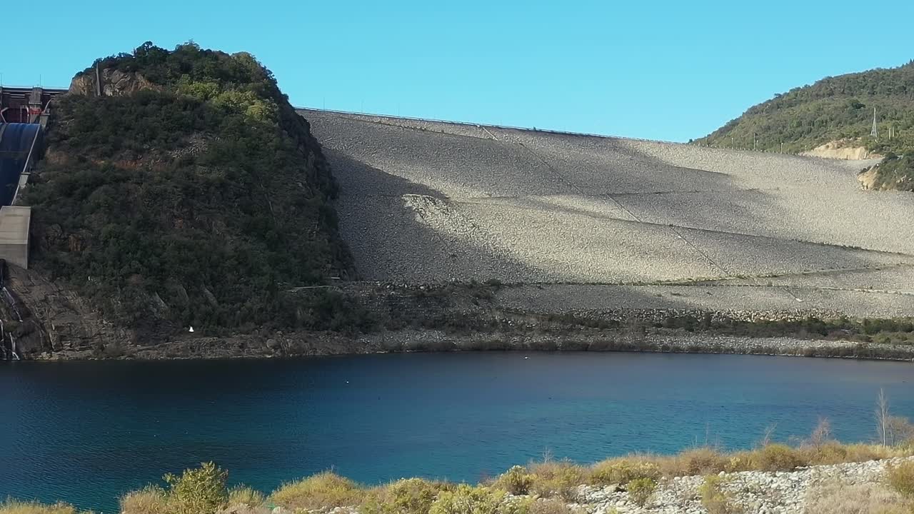 Lago Colbún no Chile, perto da barragem, em um dia ensolarado