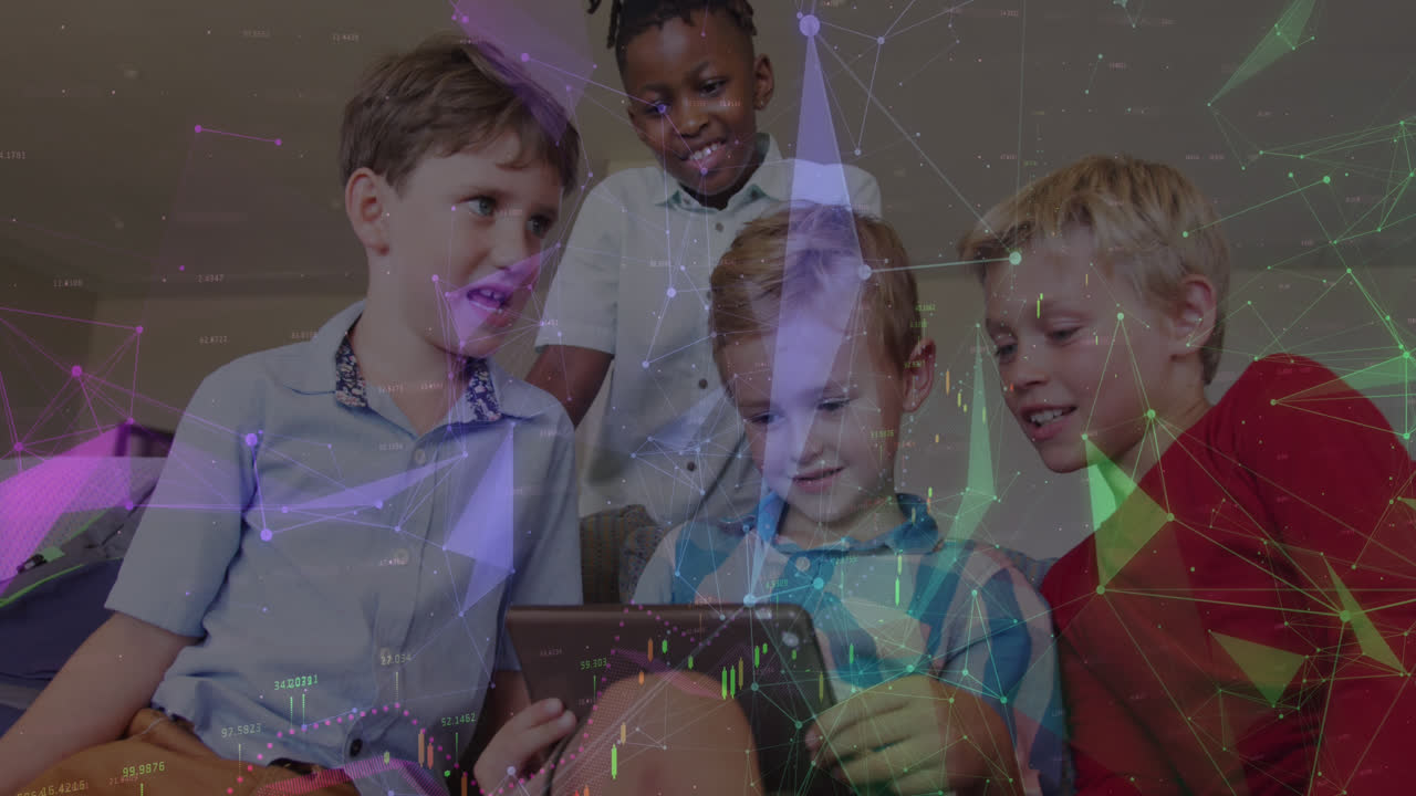 휴식 시간에 태블릿을 사용하는 행복한 다양한 학교 소년들에 대한 네트워크의 애니메이션