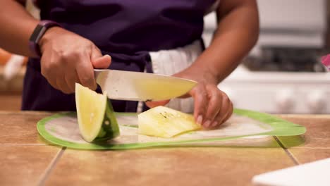 Frau,-Die-Gelbe-Wassermelone-In-Kleine-Stücke-Schneidet,-Hautnah-An-Den-Händen