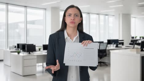 una mujer de negocios india enojada gritando a los empleados.