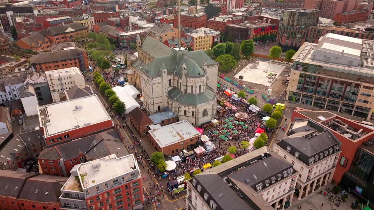 Baglæns 4K 50FPS luftvideo af Comhaltas Fleadh Cheoil na hÉireann, Fleadh Belfast 2026. Produceret med Rec709 farve