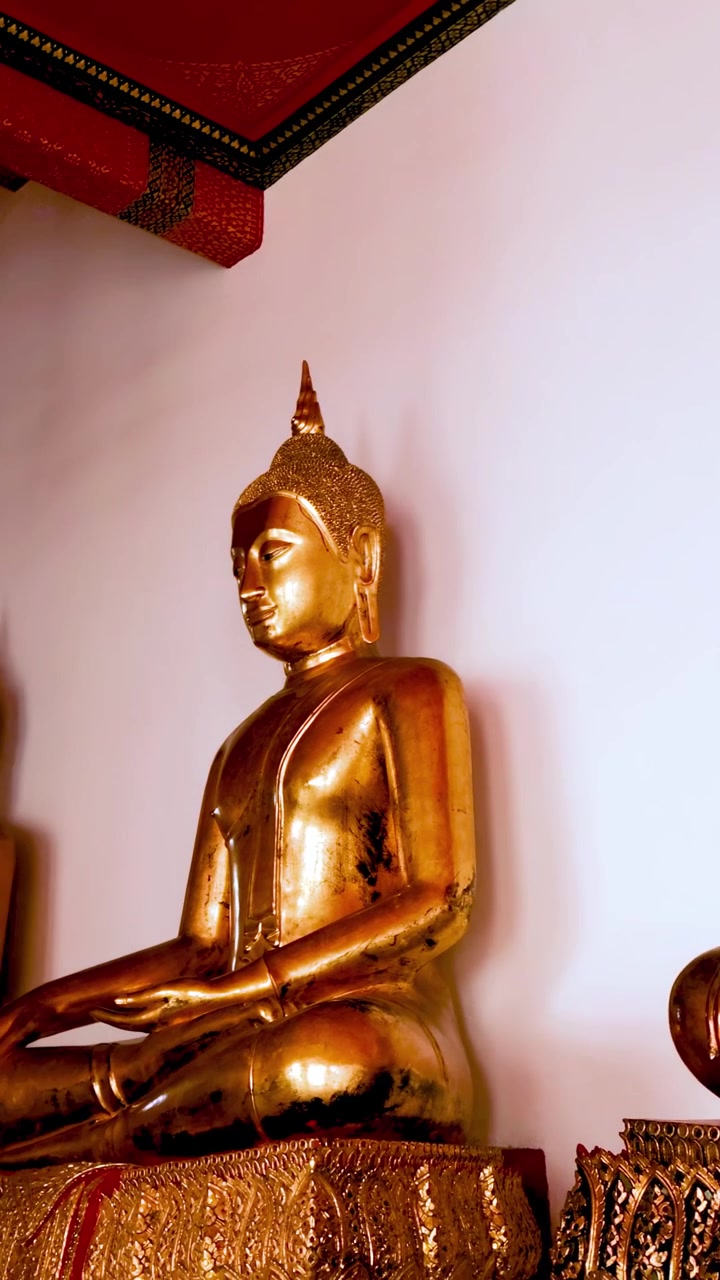 Statue di Buddha in serena meditazione al Wat Pho