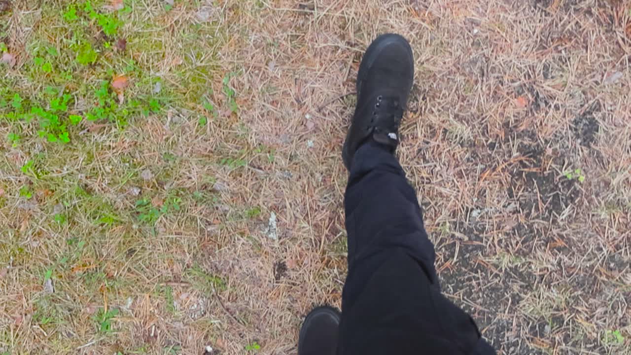 숲 속의 시골 도로나 트랙을 고 있는 사람 또는 소나무 바늘과 으로 인 숲에서 구름이 많은 날에 느린 움직임으로 는 사람