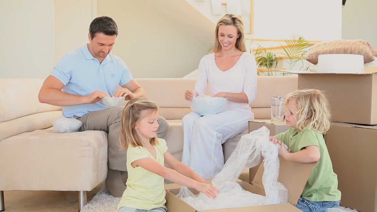 가족이 이사할 준비를 하고 있다.