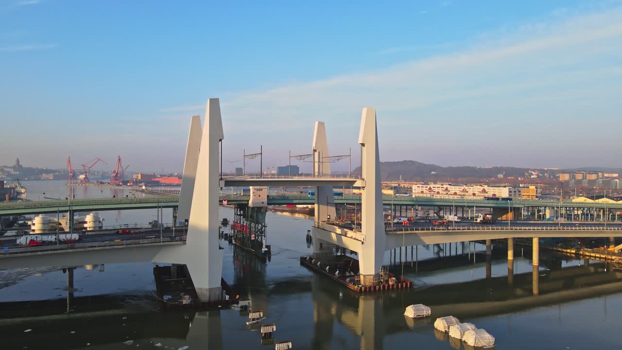 gotaalvbron 및 hisingsbron 다리 - 스웨덴 예테보리의 고타 알브 강을 가로지르는 새롭고 오래된 다리