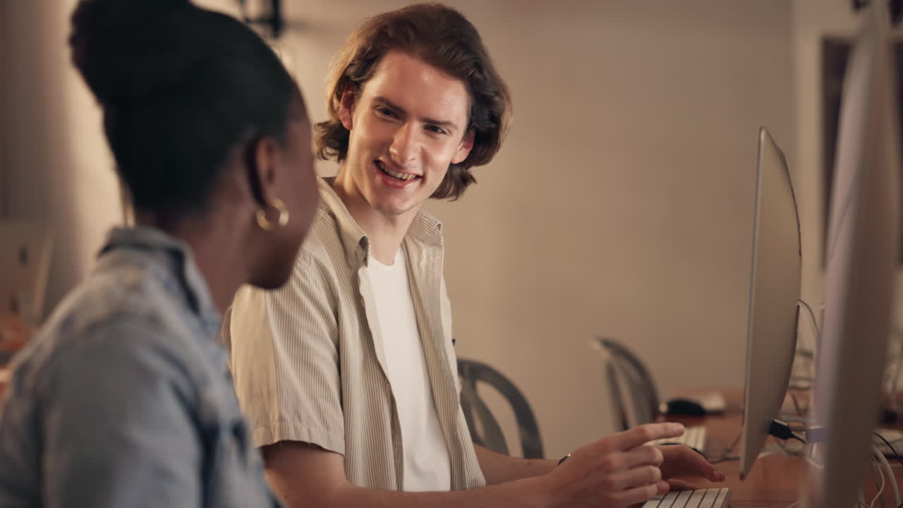 estudiantes que colaboran en un laboratorio de computación