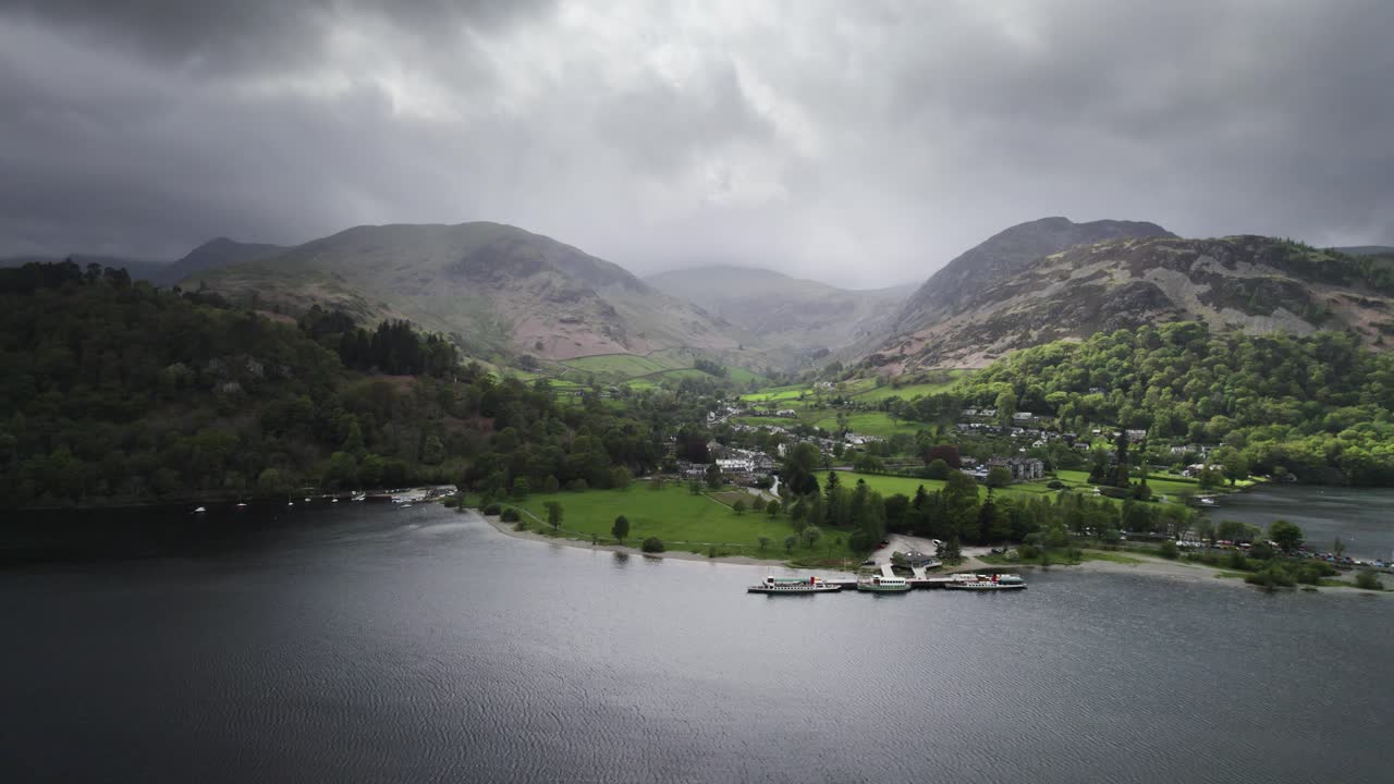 백그라운드에서 hevellyn 산과 영국 호수 지구에서 glenridding의 드론 영상