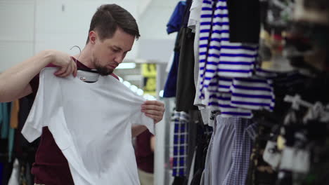 hombre comprando ropa en una tienda de ropa