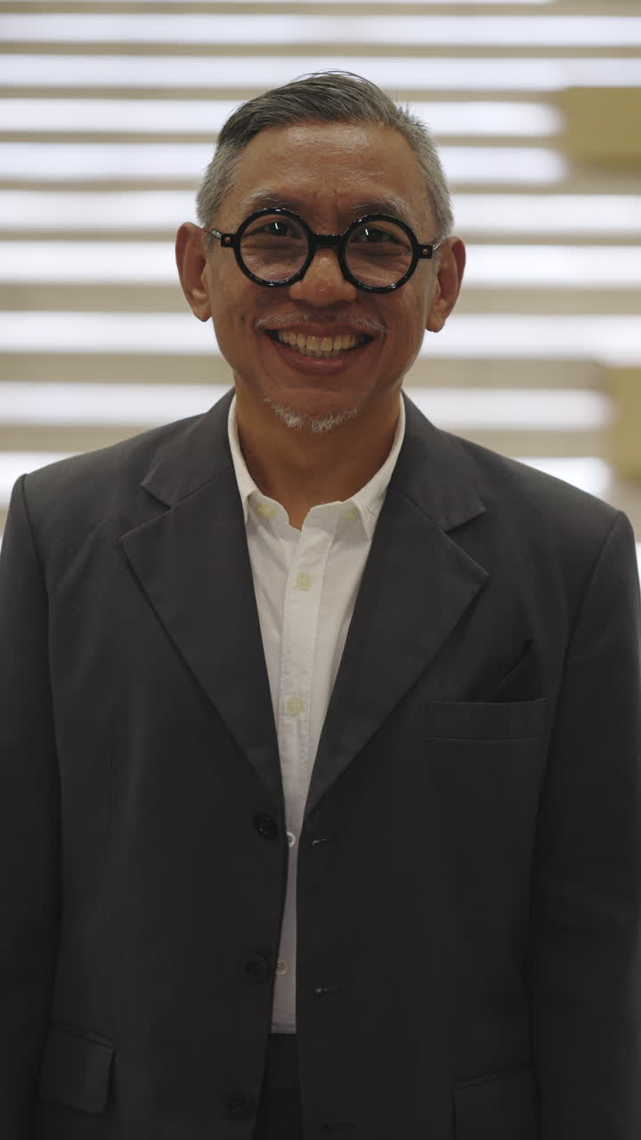 retrato de un hombre sonriente en un traje