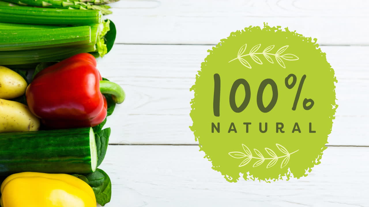 Animación de texto "100 por ciento natural" en verde sobre verduras orgánicas frescas en tablas de madera.