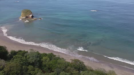 Luftaufnahme-Mit-Schwenk-Nach-Unten-über-Dichte-Bäume,-Die-Einen-Wunderschönen-Tropischen-Strand-Zeigen