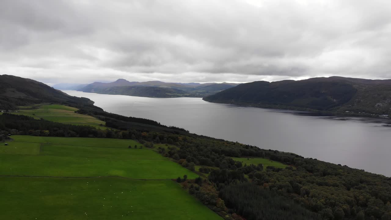 그린 리 강변의 나무와 스코틀랜드 하이랜드의 loch ness