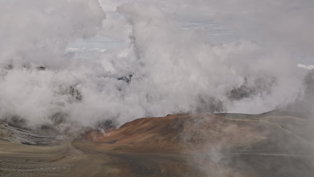 maui hawai aerial v29 cinematográfico drone flyover haleakalā cráter un volcán inactivo capturando vistas espectaculares del paisaje volcánico surrealista por encima de las nubes - filmado con mavic 3 cine - diciembre 2022
