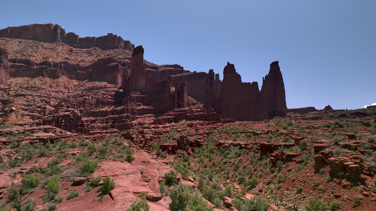 Torri di Fisher in roccia rossa di arenaria Cutler nel paesaggio desertico dello Utah, ripresa aerea.