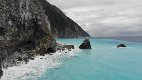 Drone-shot-of-Shimizu-cliff-reef-rocks-rocks-near-Chongde-in-Taroko-National-Park,-Taiwan