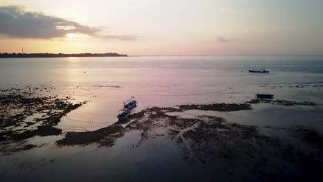 Barcos-En-Una-Playa-De-La-Isla-De-Gili-Air-Durante-La-Puesta-De-Sol