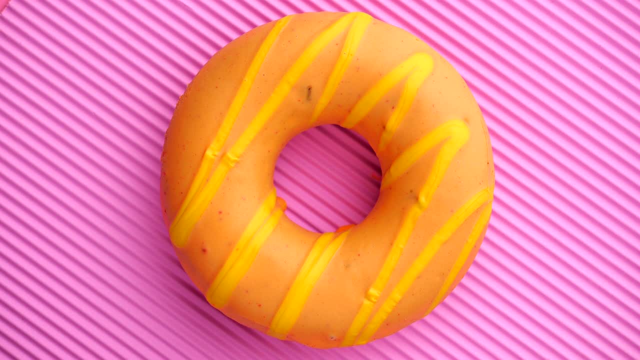 el donut glazado de primer plano.