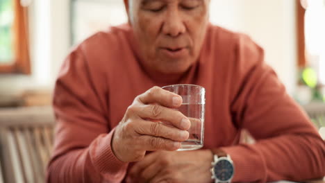 agua potable, hombre mayor y parkinson