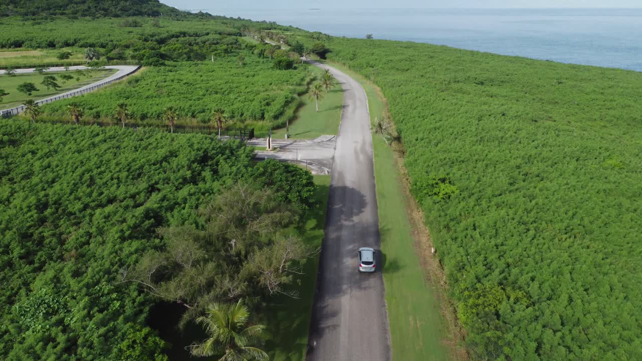 공중 드론  ⁇  은 숲 에 포장 된 도로 에서 자동차 를 운전 하는 것 을 따라