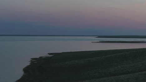 puesta de sol sobre un paisaje fluvial