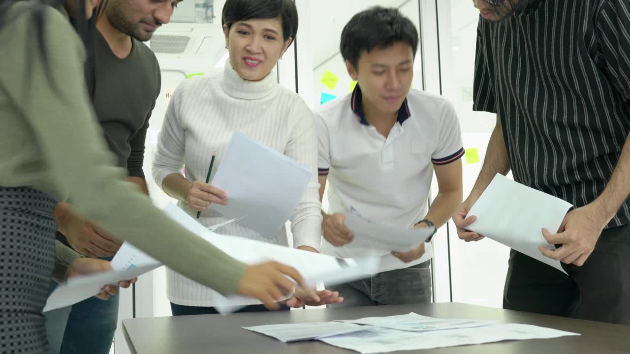 비즈니스맨과 비즈니스맨이 함께 아이디어를 공유하는 중동 또는 서아시아를 중심으로 한 대륙 간 지역.