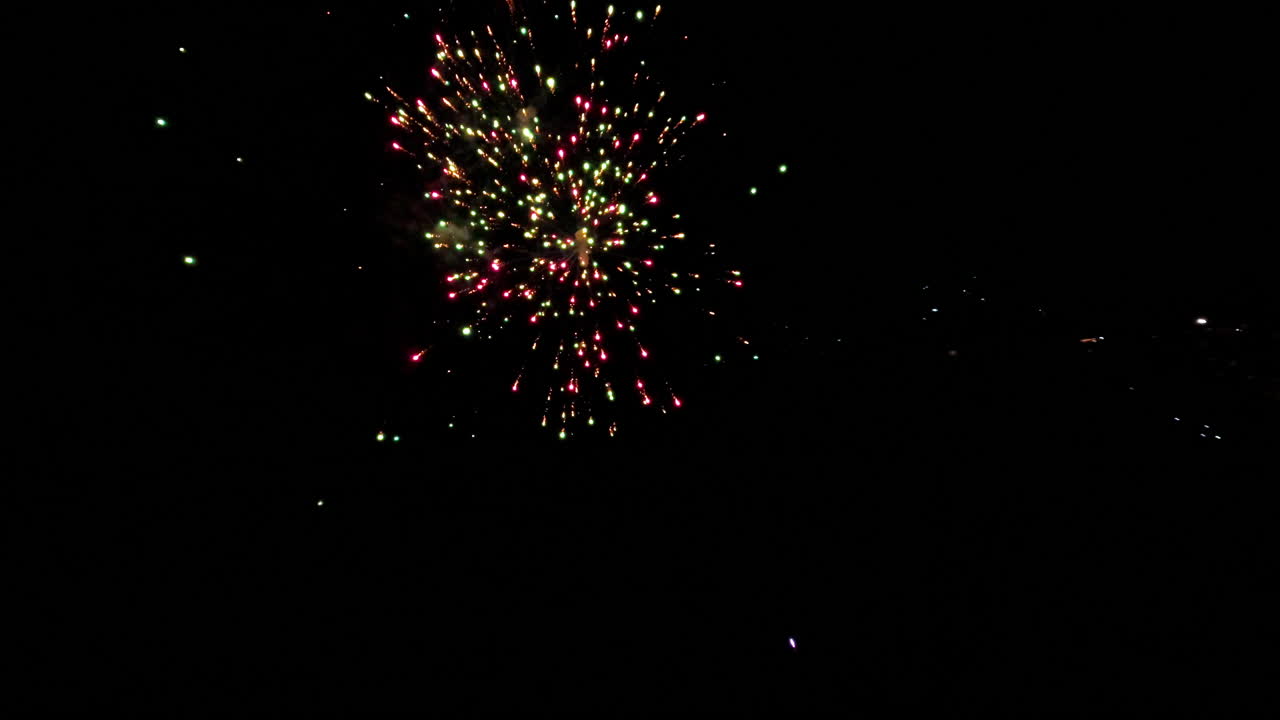 Fuochi d'artificio al rallentatore che esplodono di notte con colori vivaci