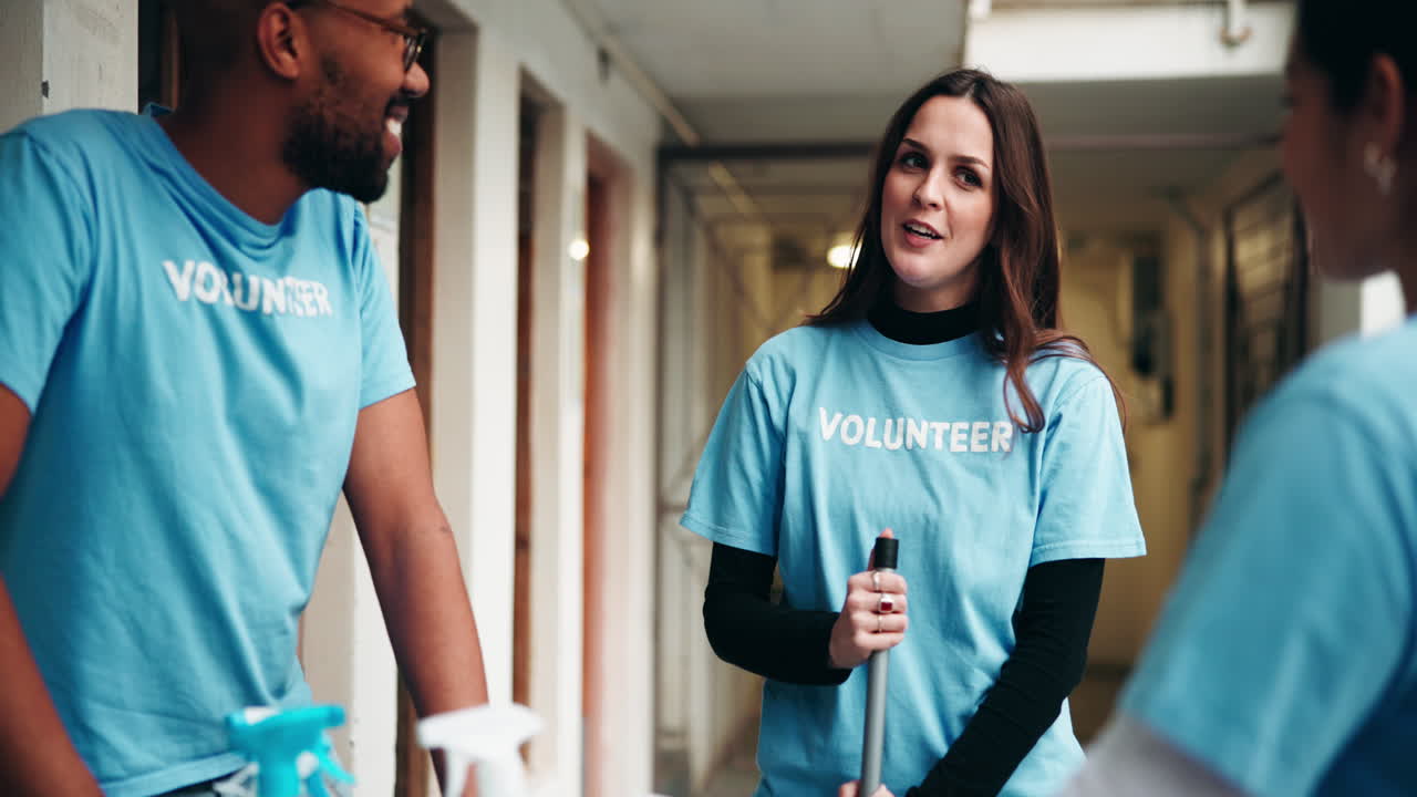 voluntarios que trabajan juntos