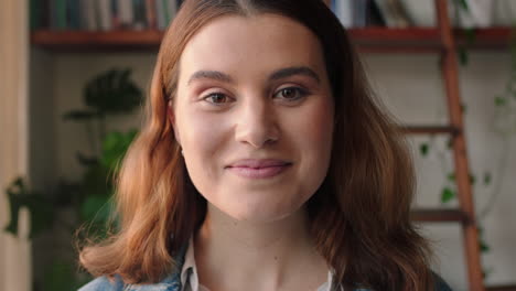 retrato de una hermosa mujer caucásica sonriendo y feliz con una piel natural