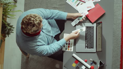 diseñador de moda trabajando en un escritorio