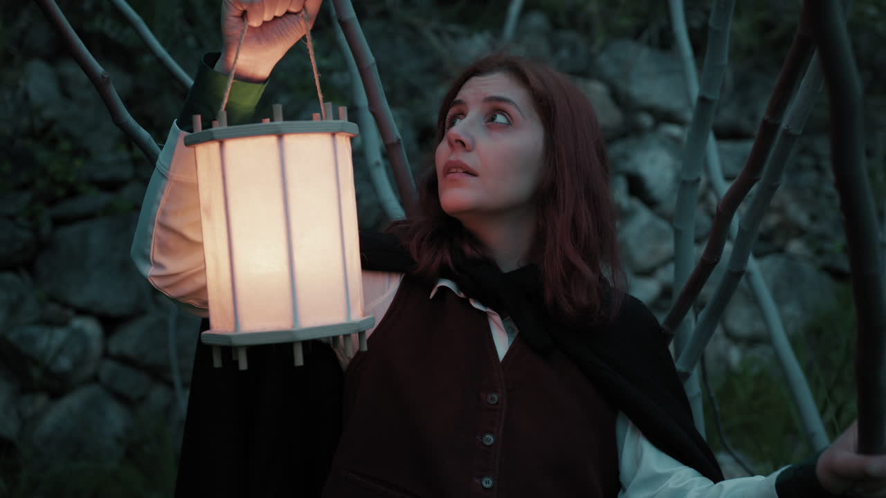 la mujer tiene miedo en el parque público por la noche sola no está a salvo